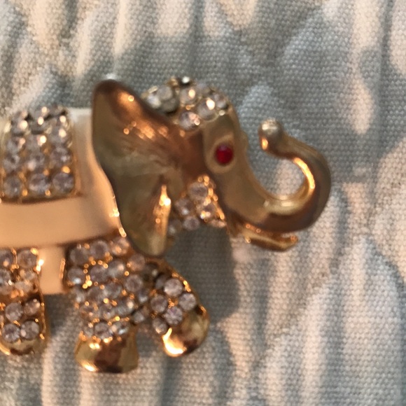 Pair Gold Tone Giraffe and Elephant Pin Brooch with Rhinestones. - Picture 8 of 10